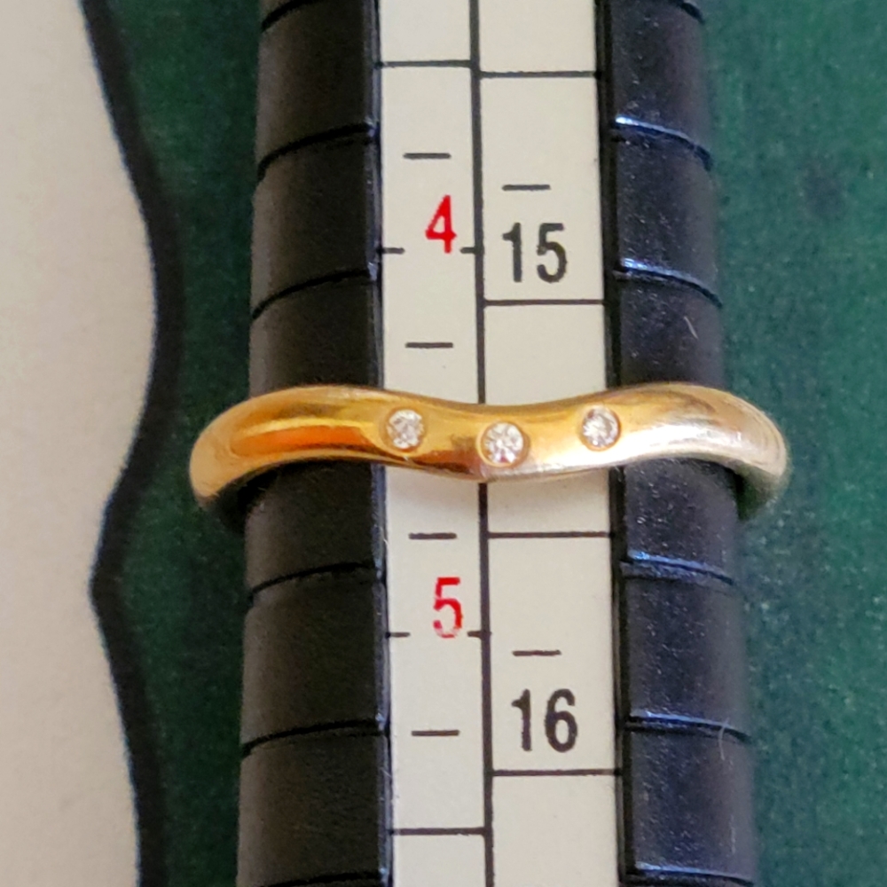 Elegant Gold Ring with Diamonds